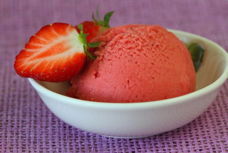 Gelato alla fragola in primo piano