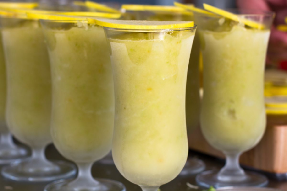 Sorbetto alla mela verde nei bicchieri di vetro