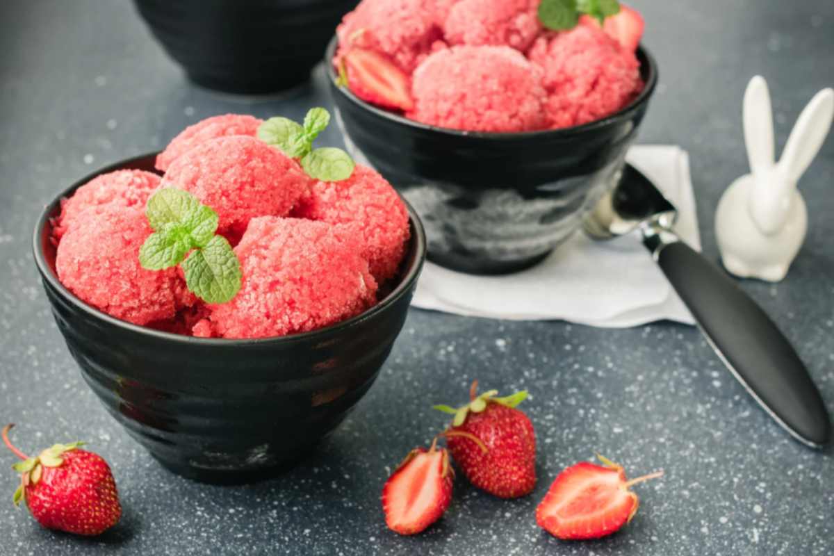 Gelato alla fragola con foglioline di menta