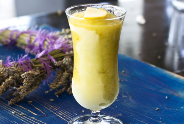 Sorbetto alla mela verde con ramo di lavanda