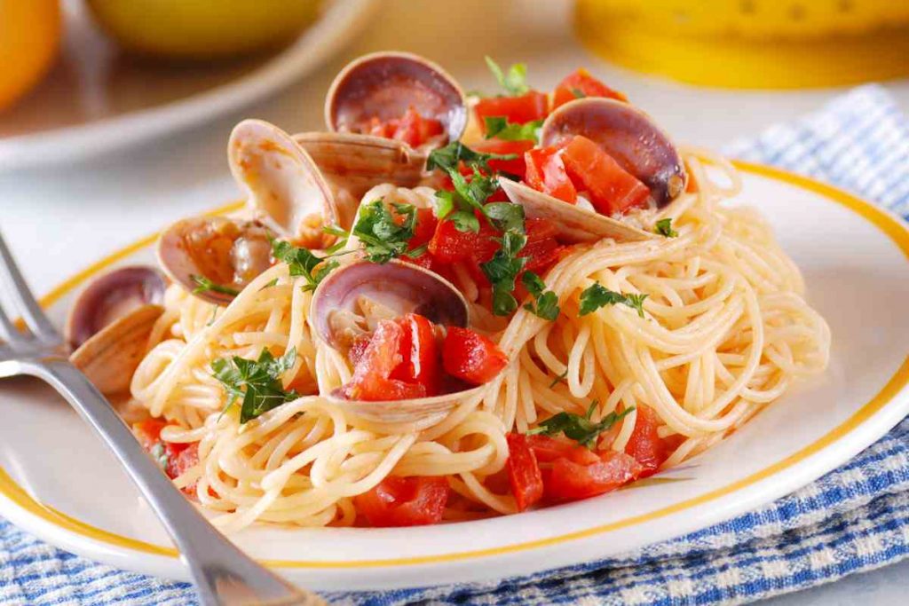 Spaghetti con fasolari e pomodorini in un piatto