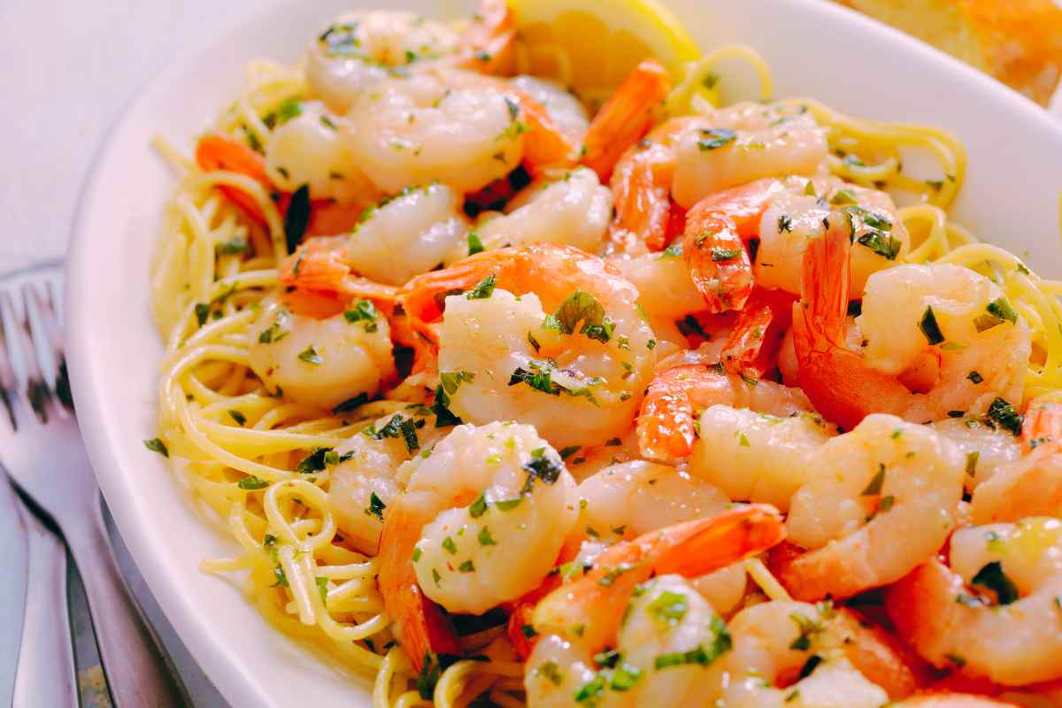 Spaghetti gamberi e lime in un piatto