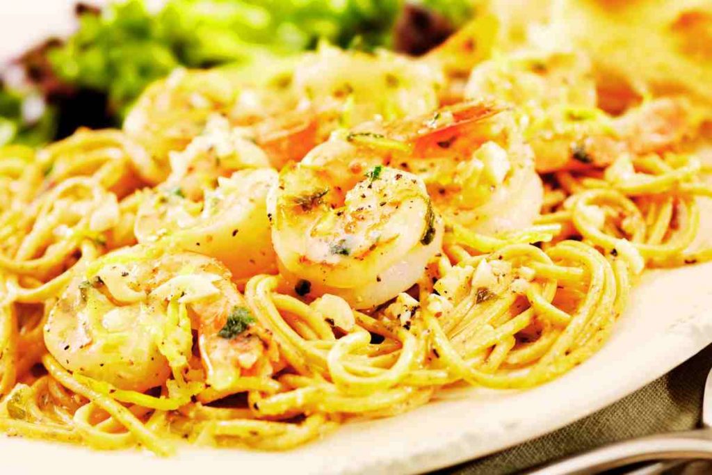 Spaghetti gamberi e zafferano cremosi in un piatto