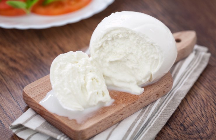 Una mozzarella fresca su un tagliere