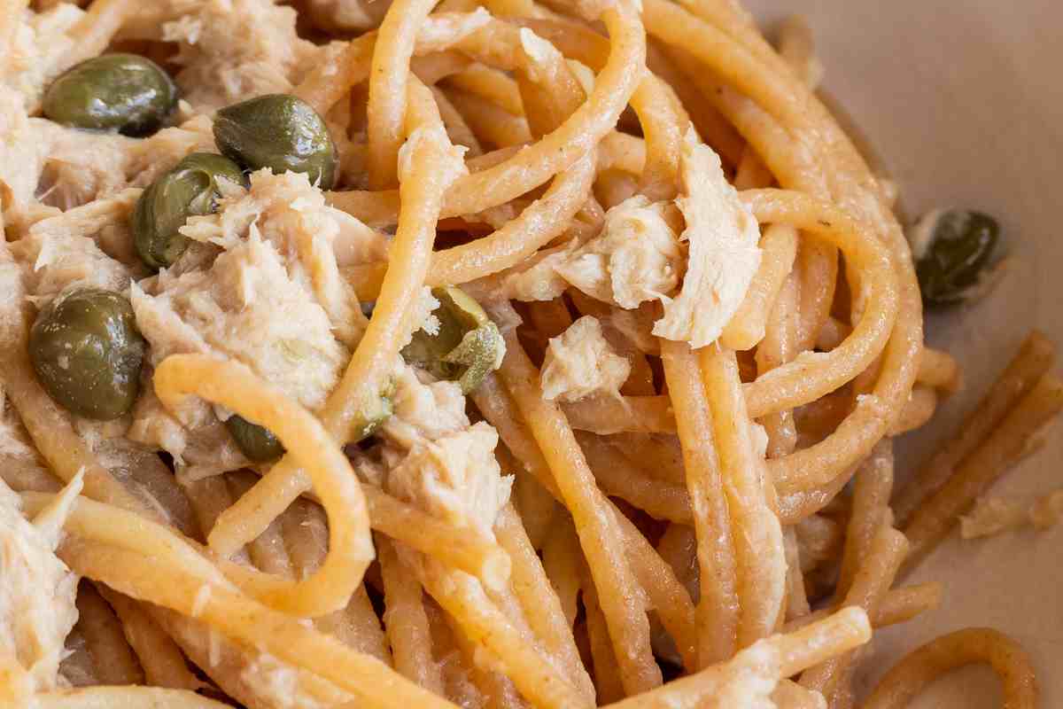 Spaghetti tonno e capperi visti da molto vicino in un piatto