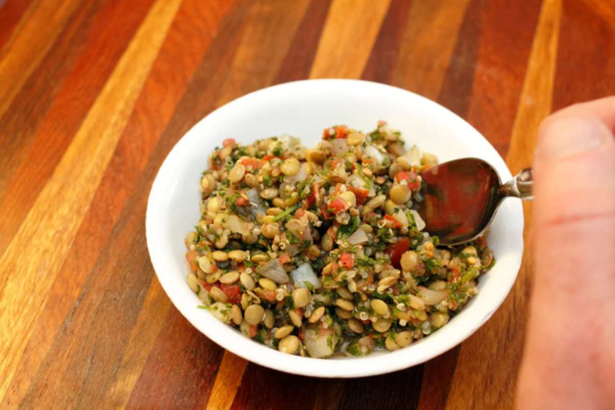 Tabbouleh con lenticchie in una scodella bianca