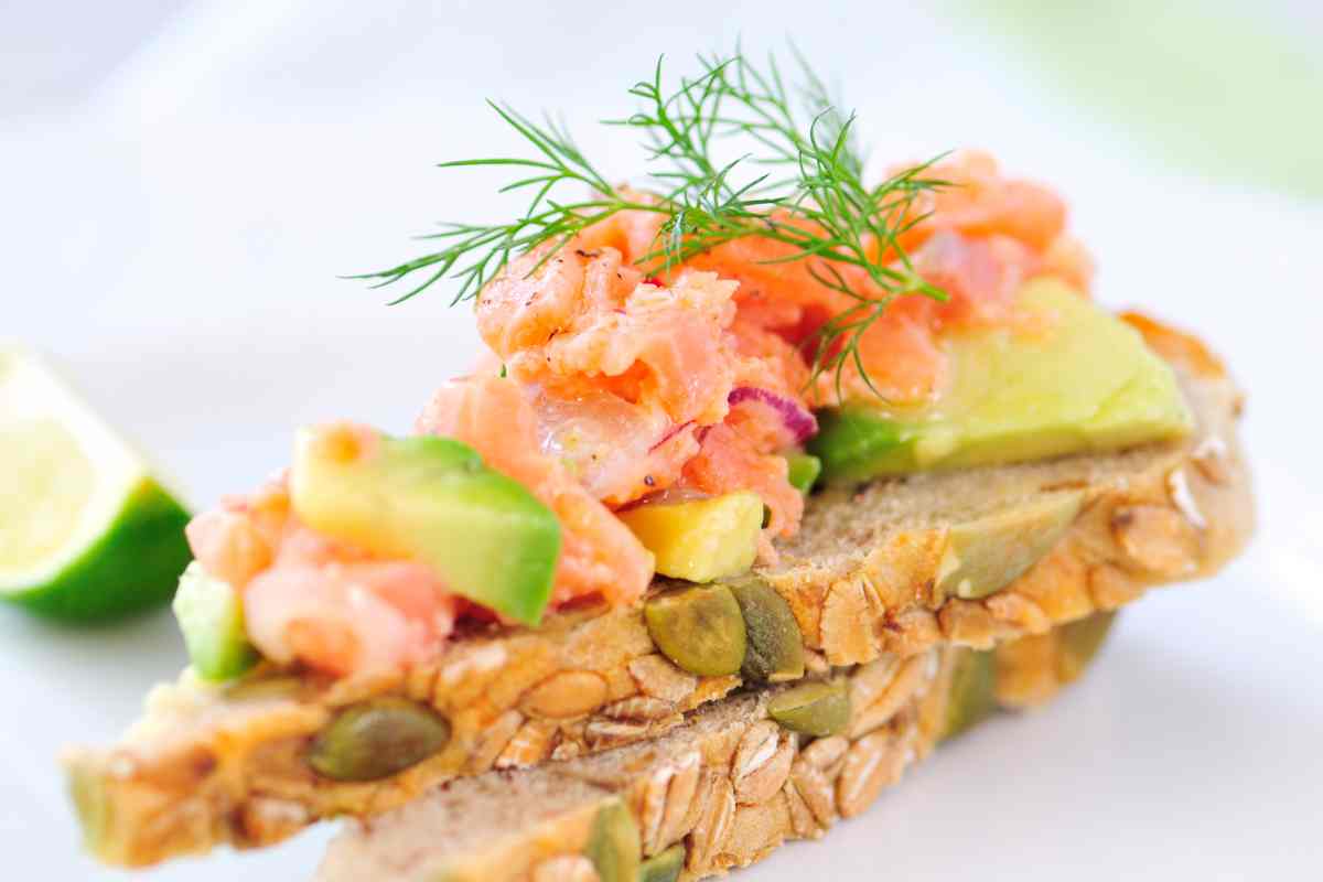 fetta di pane con salmone affumicato e avocado
