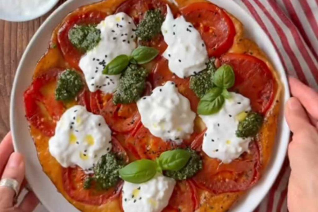 Tarte tatin con pomodori, stracciatella e pesto