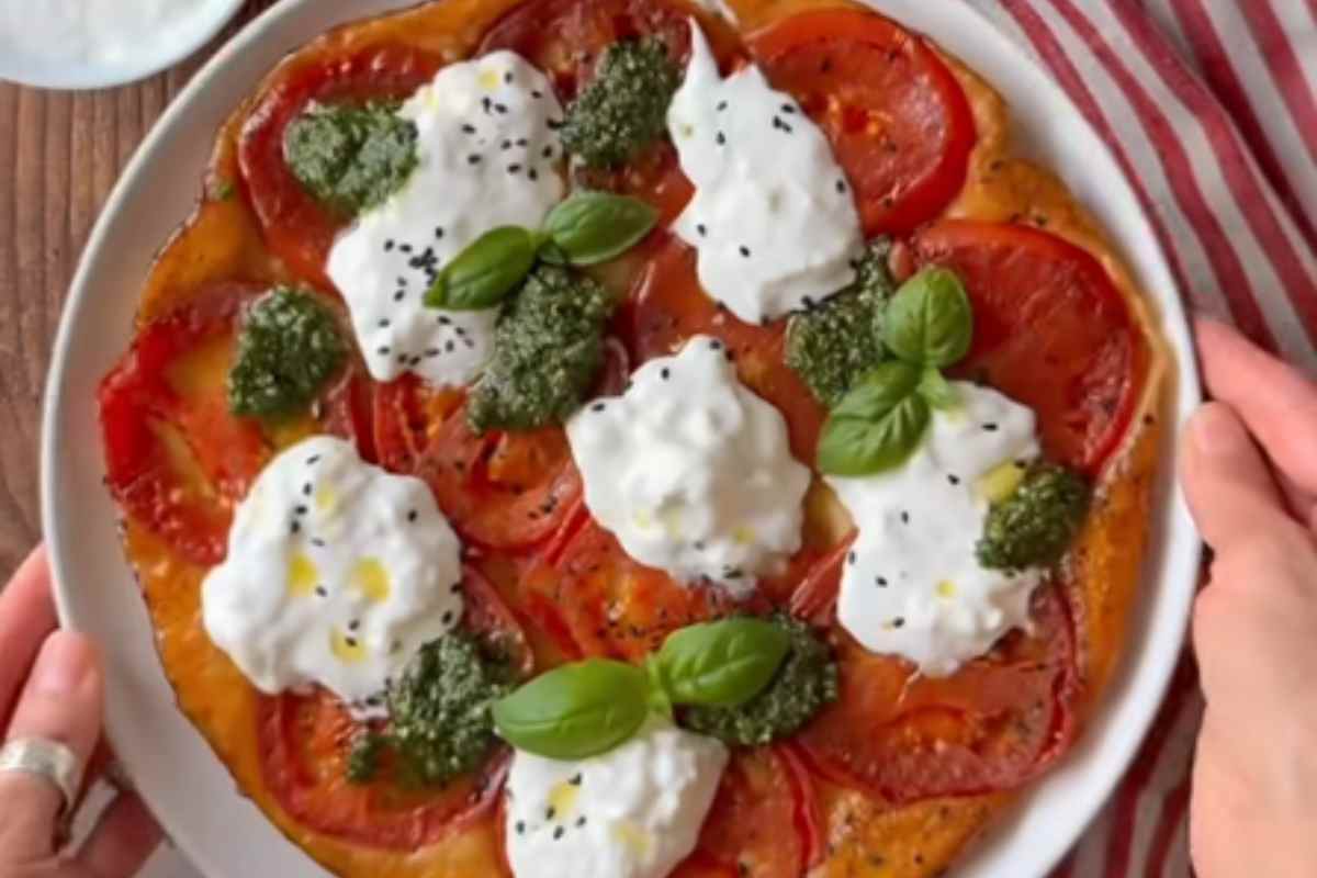 Tarte tatin con pomodori, stracciatella e pesto