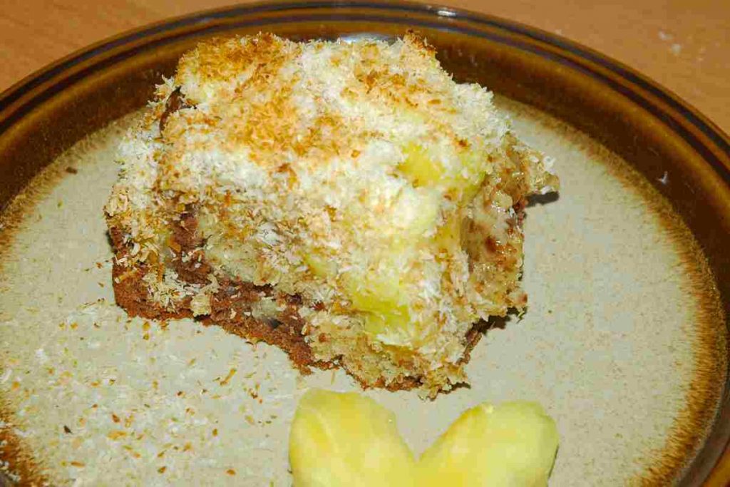 Fetta di tiramisù all'ananas sciroppato