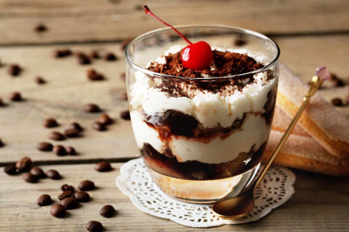 Monoporzione di tiramisù a ciliegia