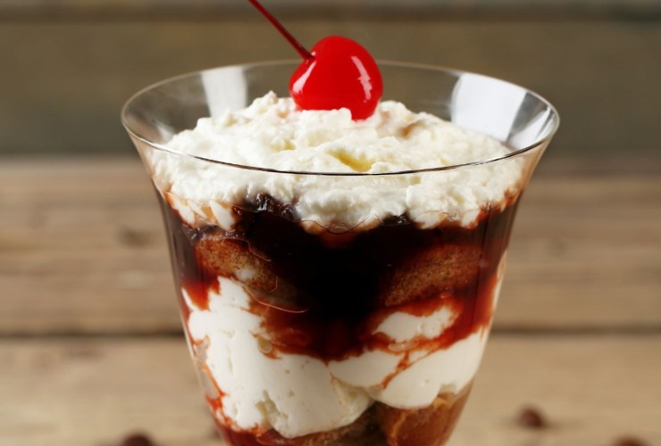 Tiramisù alla ciliegia in un bicchiere