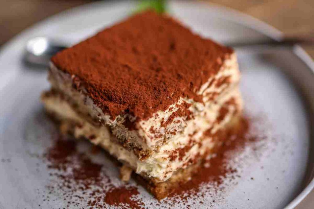 Tiramisù light con pavesini in un piatto tondo