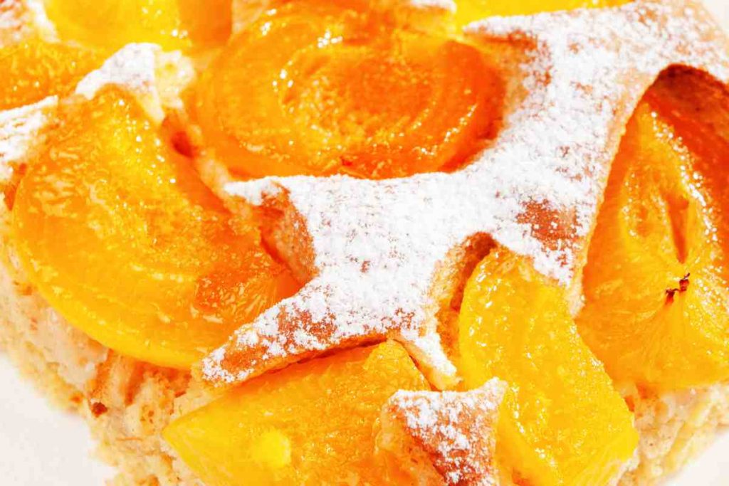 Fetta di Torta alle albicocche vista da vicino