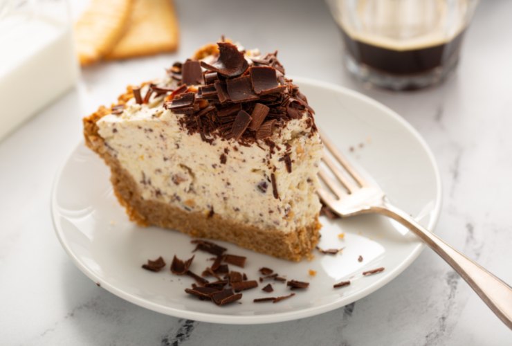 Fetta di cheesecake con cioccolato
