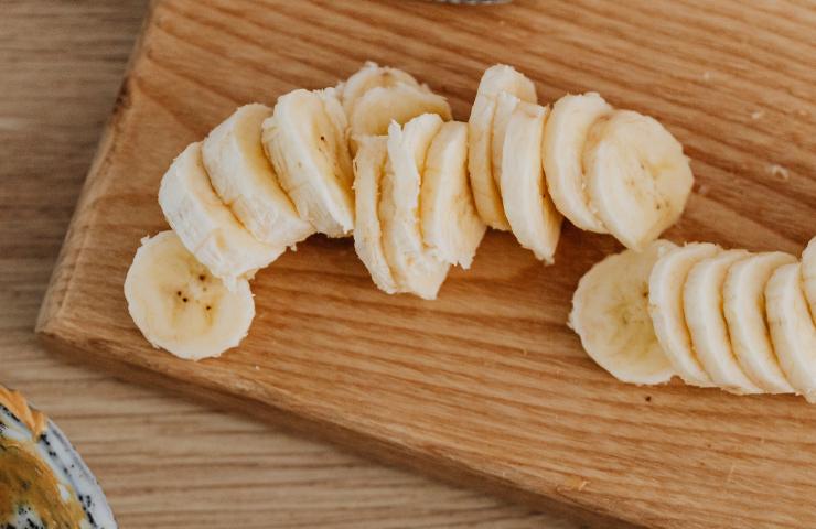 Due banane affettate su di un tagliere