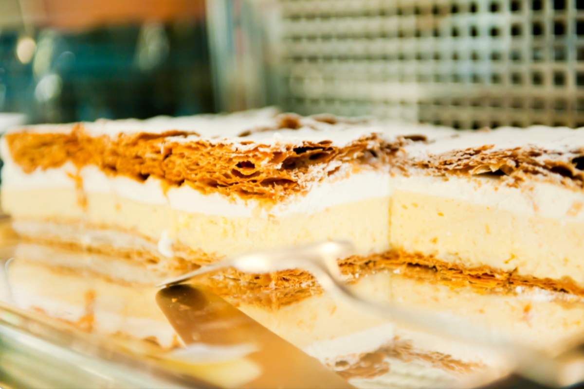 Bled cake su un vassoio