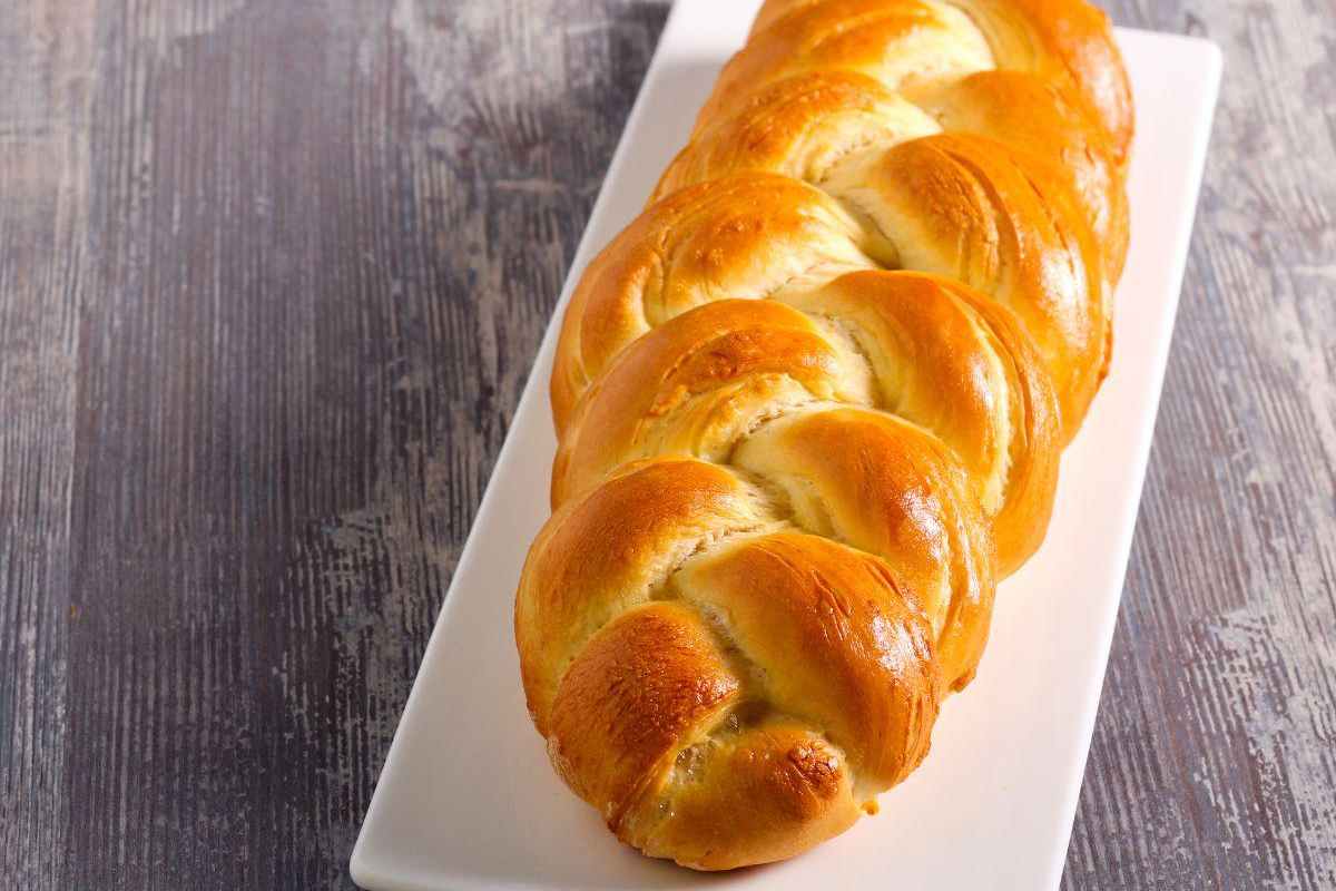 Focaccia a forma di treccia su un piatto bianco