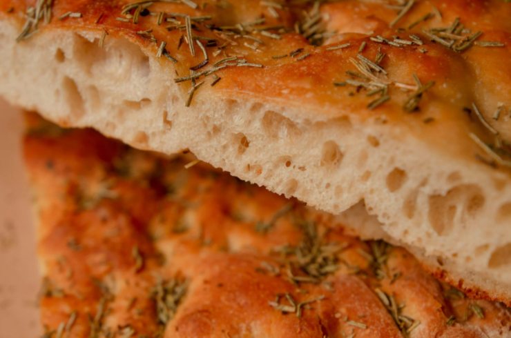 Pezzo di focaccia al rosmarino