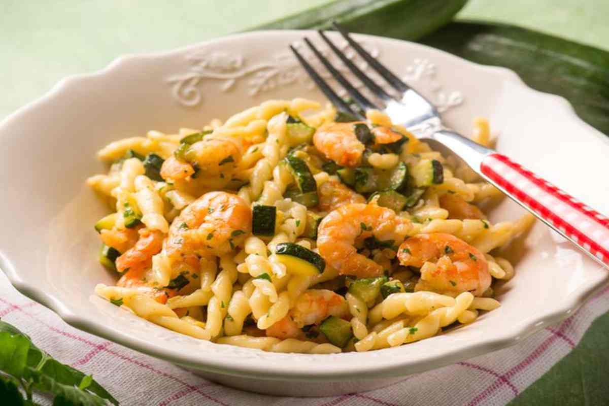 Un piatto di trofie con limone e gamberetti