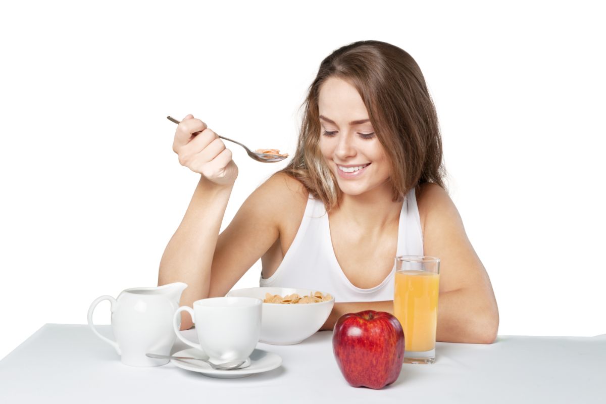 Una donna che mangia alimenti sani a colazione