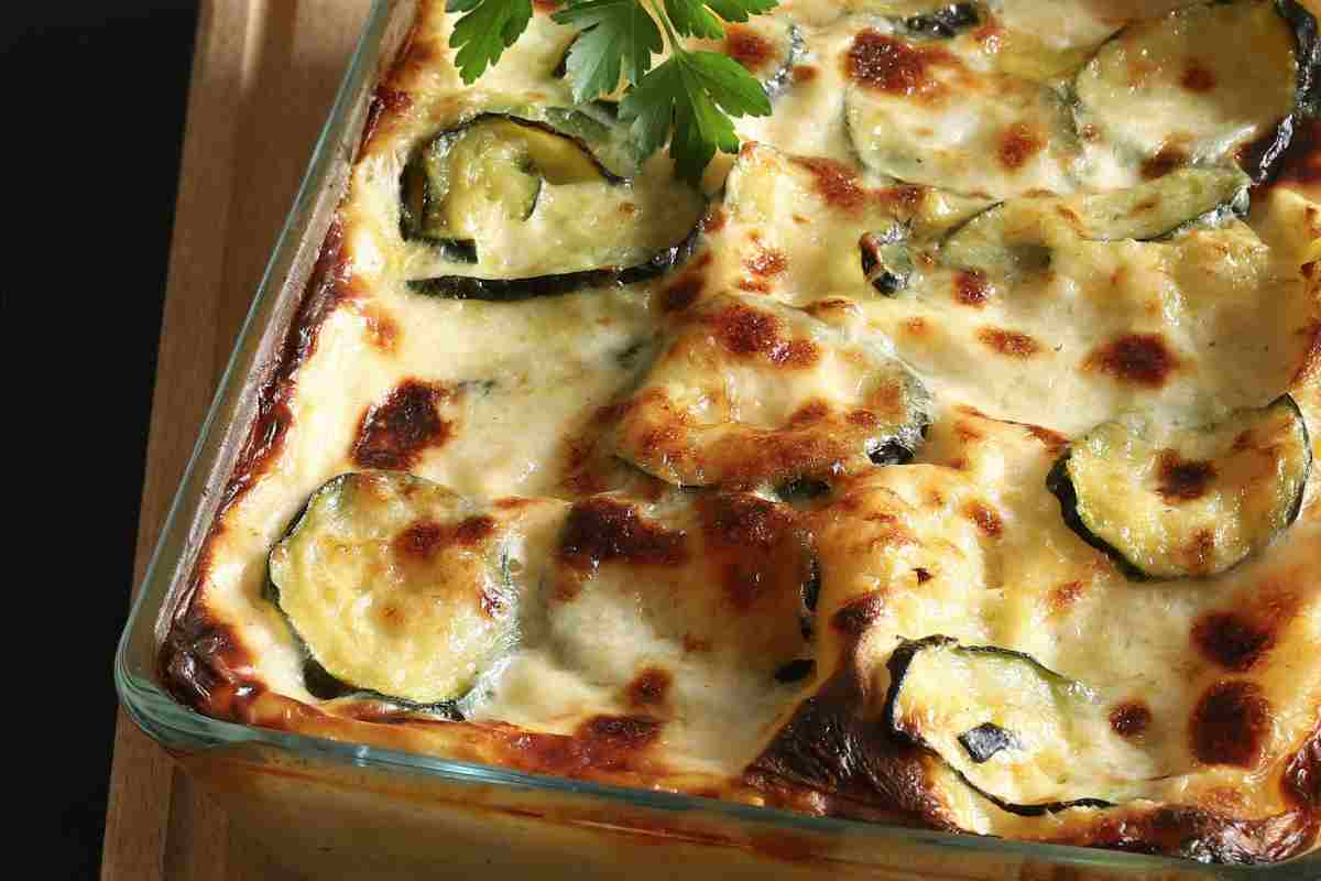 La lasagna estiva con zucchine e salsiccia