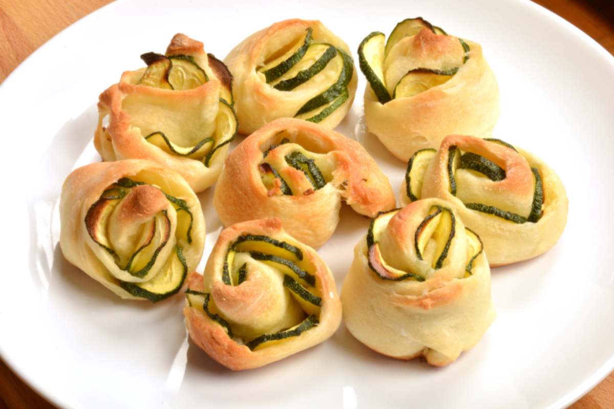 Rustici con zucchine e formaggio in un piatto