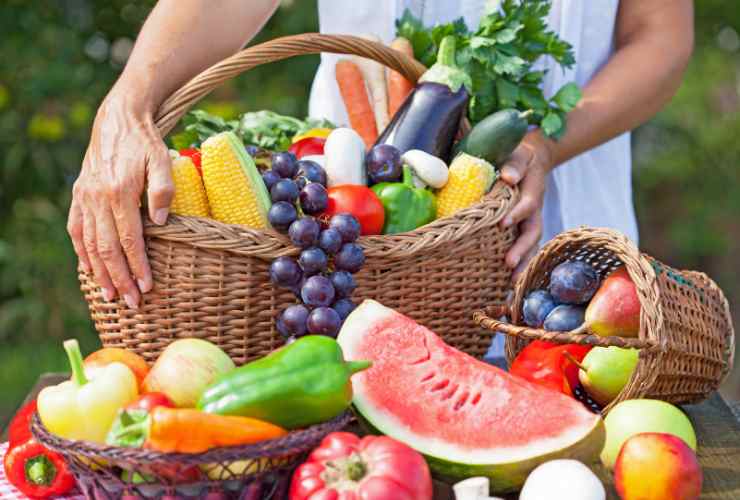 cesto di frutta fresca mista