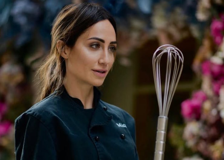 la chef Micol Zorzella con in mano una frusta