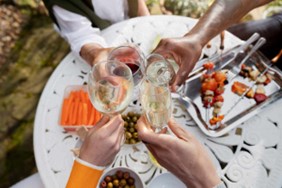 Aperitivo estivo? Ecco i migliori vini italiani con cui brindare