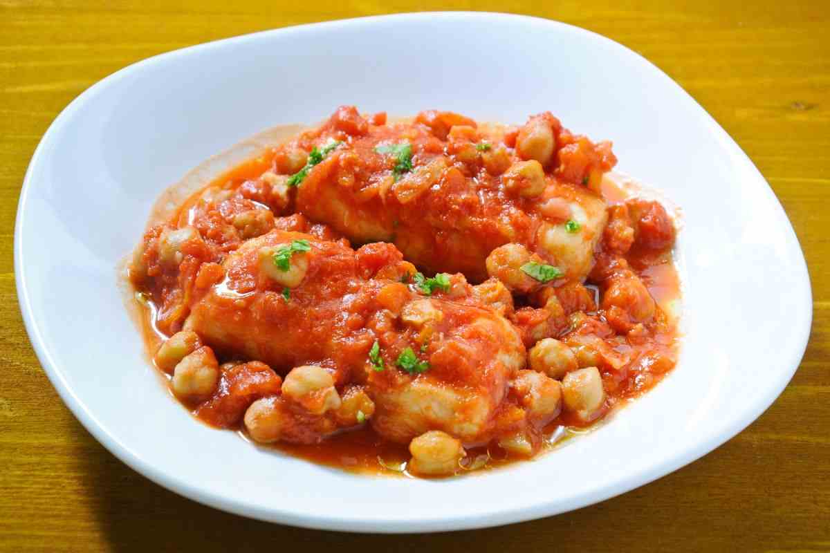 piatto con baccalà e ceci con pomodori