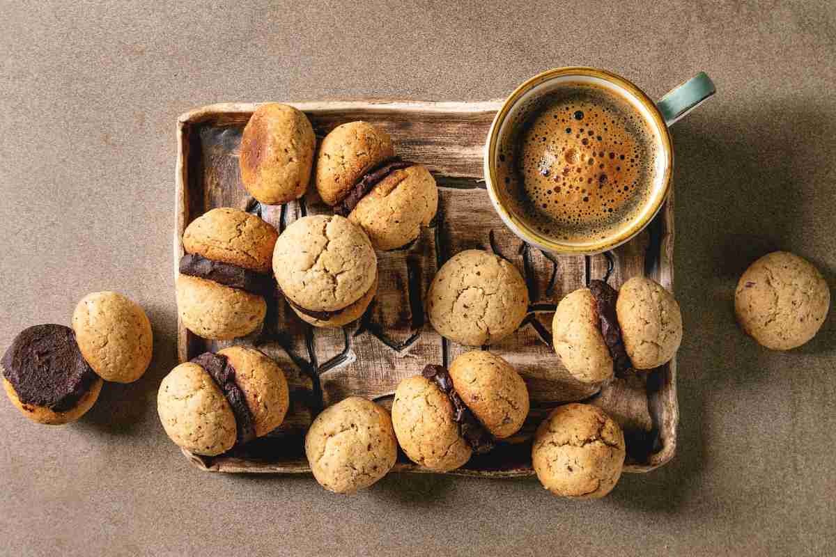 baci di dama su vassoio e tazza di caffè