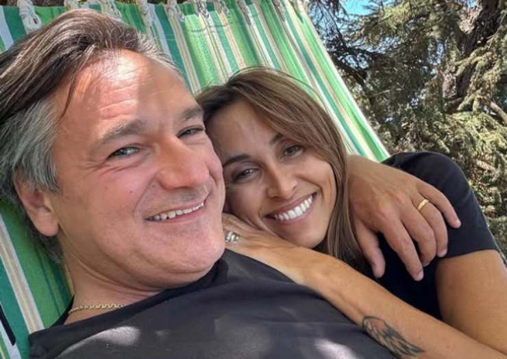 benedetta parodi su un'amaca abbracciata al marito fabio caressa