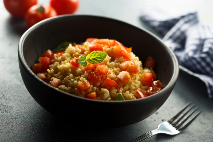 Bulgur al pomodoro fresco in una ciotola nera