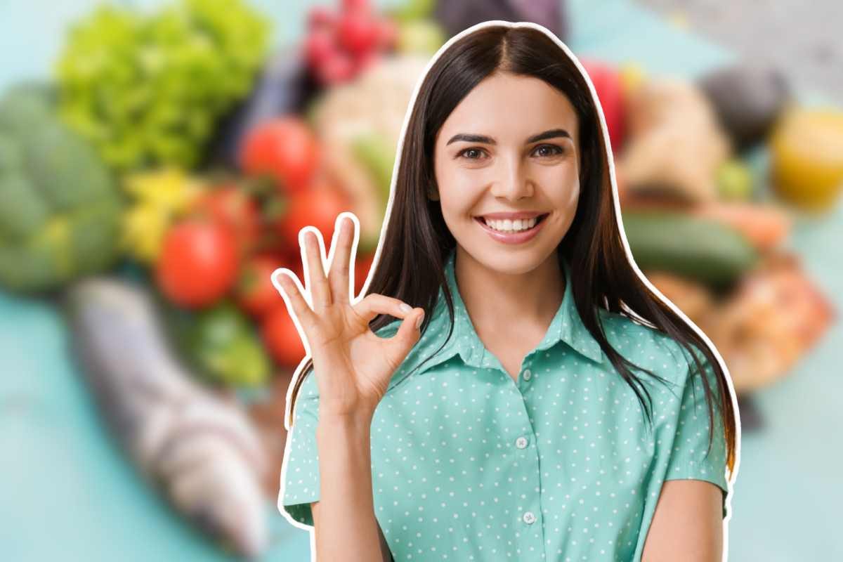 ragazza che fa il segno ok e cibi sullo sfondo