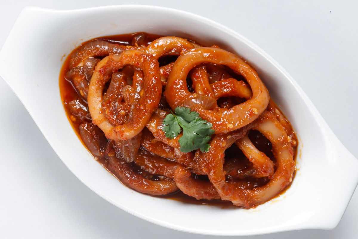 calamari al sugo in pirofila con prezzemolo
