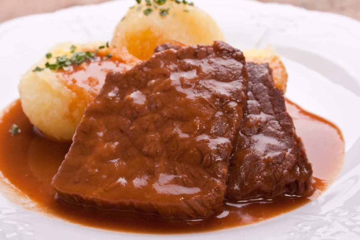 fette di carne con sugo