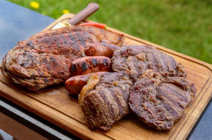 carne grigliata sopra ad un tagliere di legno