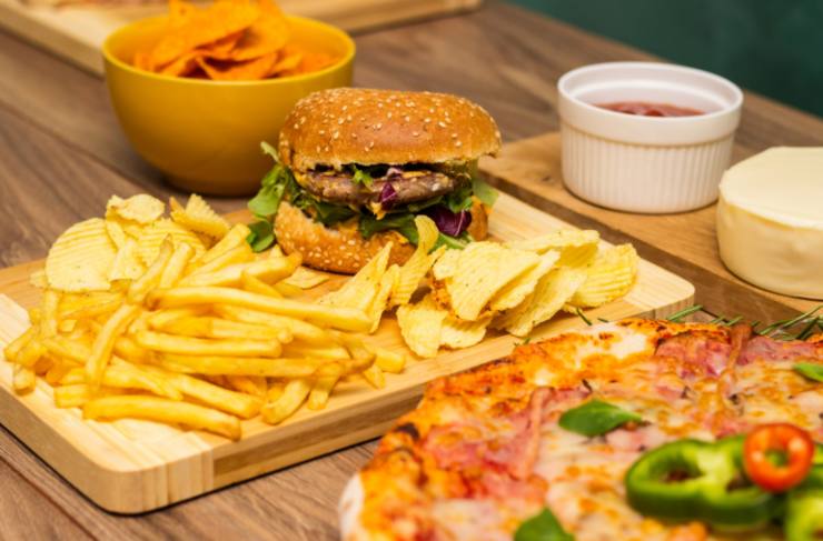 pizza hamburger e patatine fritte