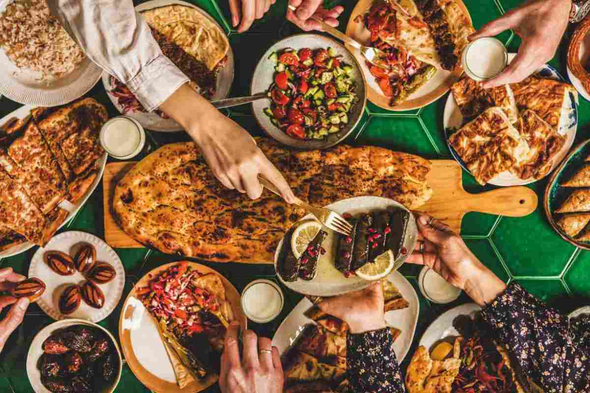 tavola con diverti tipi di alimenti