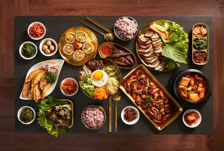 tavola con alimenti della cucina coreana