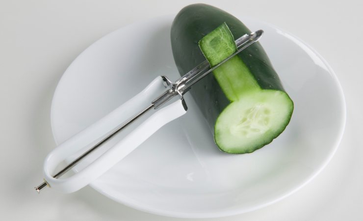 sbucciare cetriolo su piatto