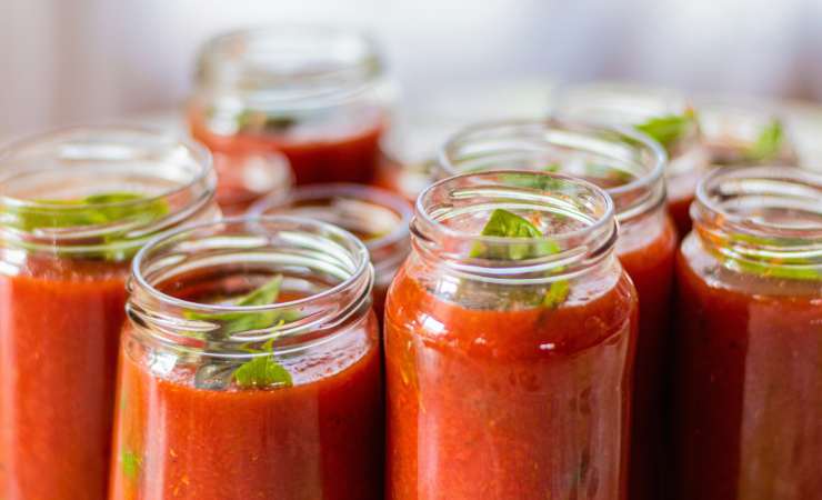 bottiglie di passata di pomodoro