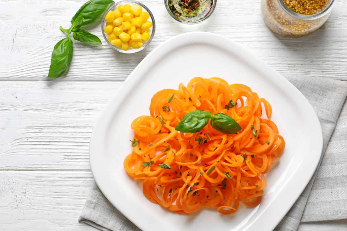 spaghetti di carote in un piatto