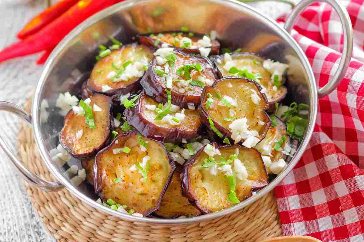 pentola con melanzane condite