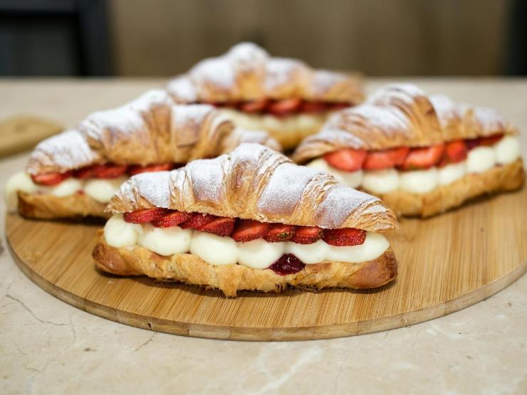 cornetti con fragole e crema