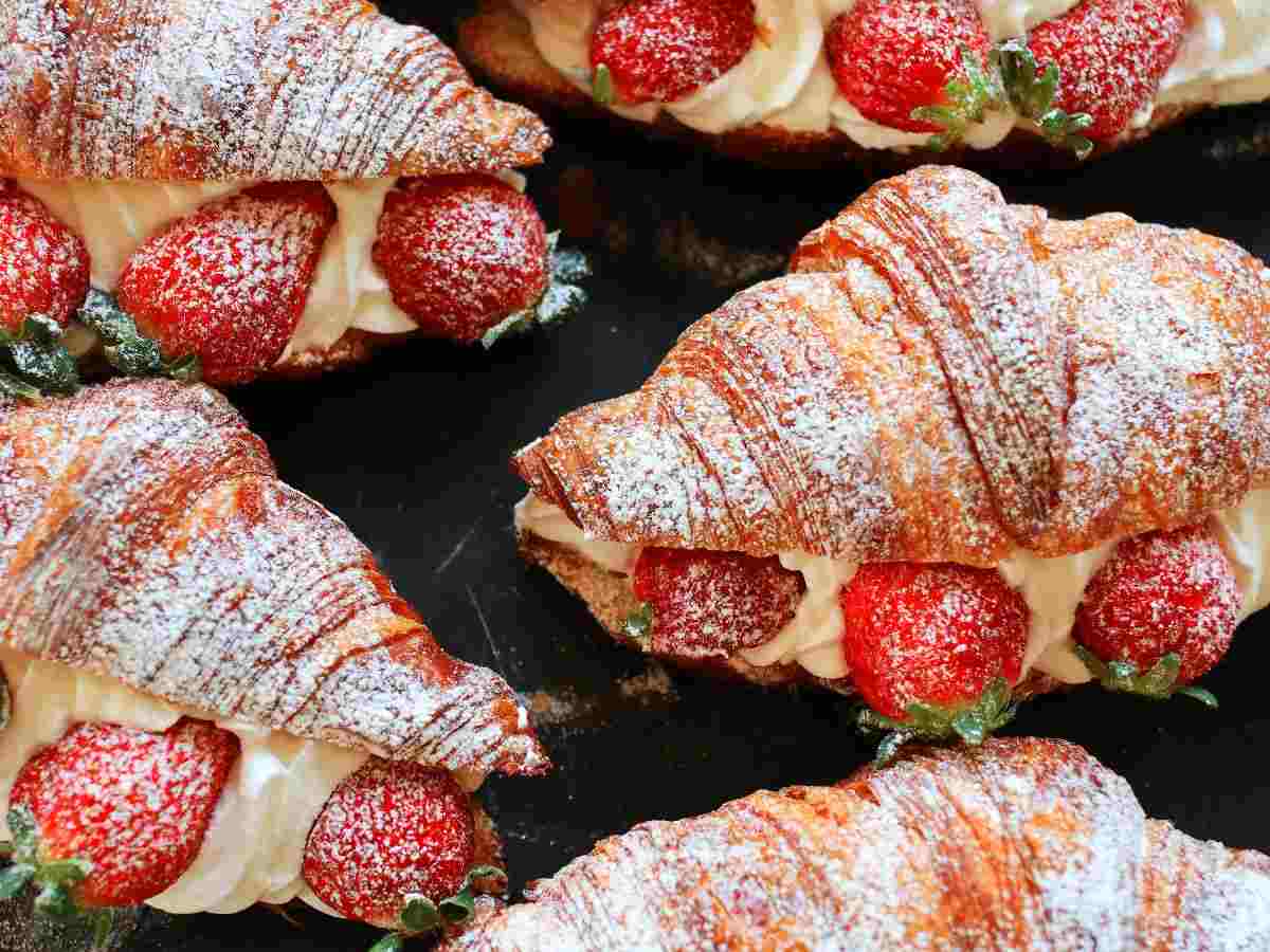cornetti con crema pasticcera e fragole