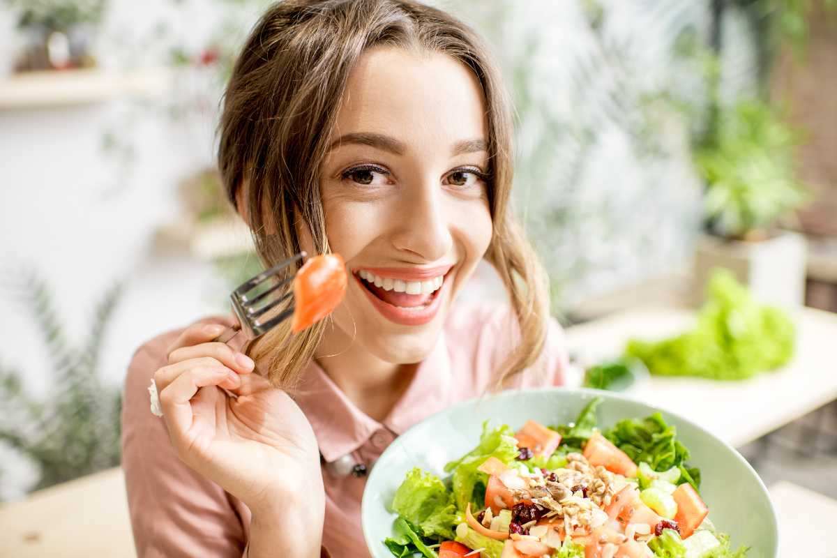ragazza con piatto in mano