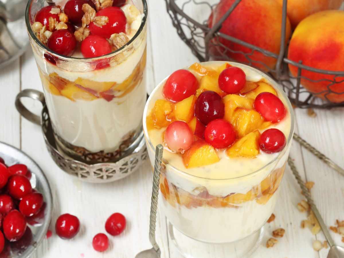 coppe di crema con frutta