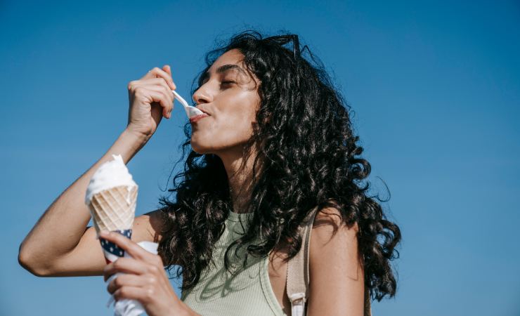 ragazza che mangia gelato